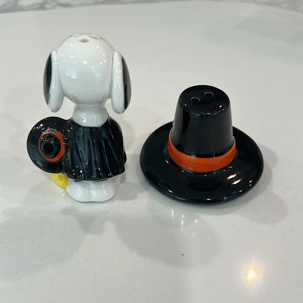 Cute.🎃 Pilgrim Snoopy Salt & Pepper